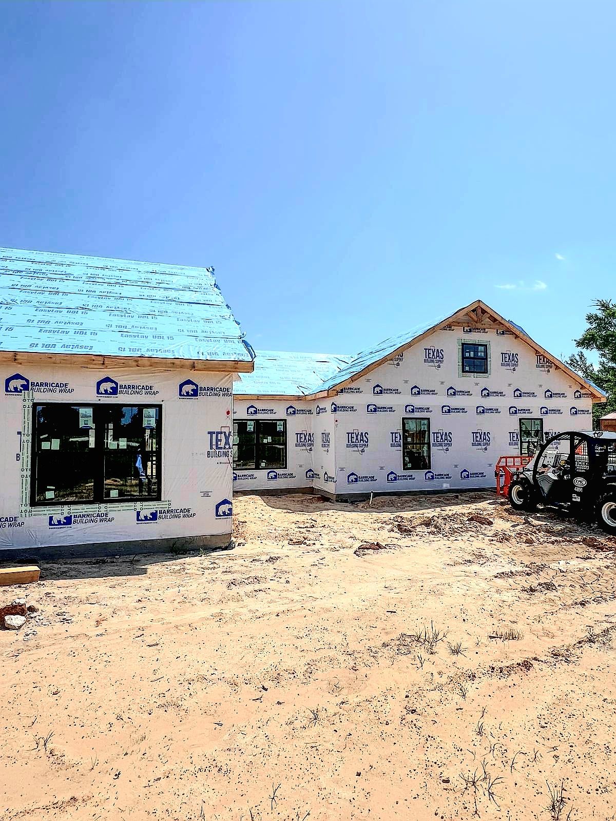Multi-gable framing with large window openings